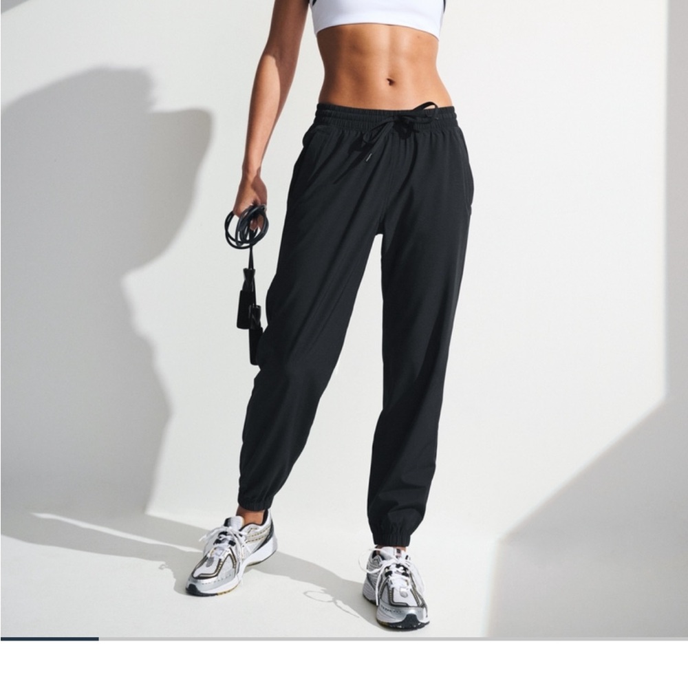 Abercrombie YPB motion tek jogger size medium in black